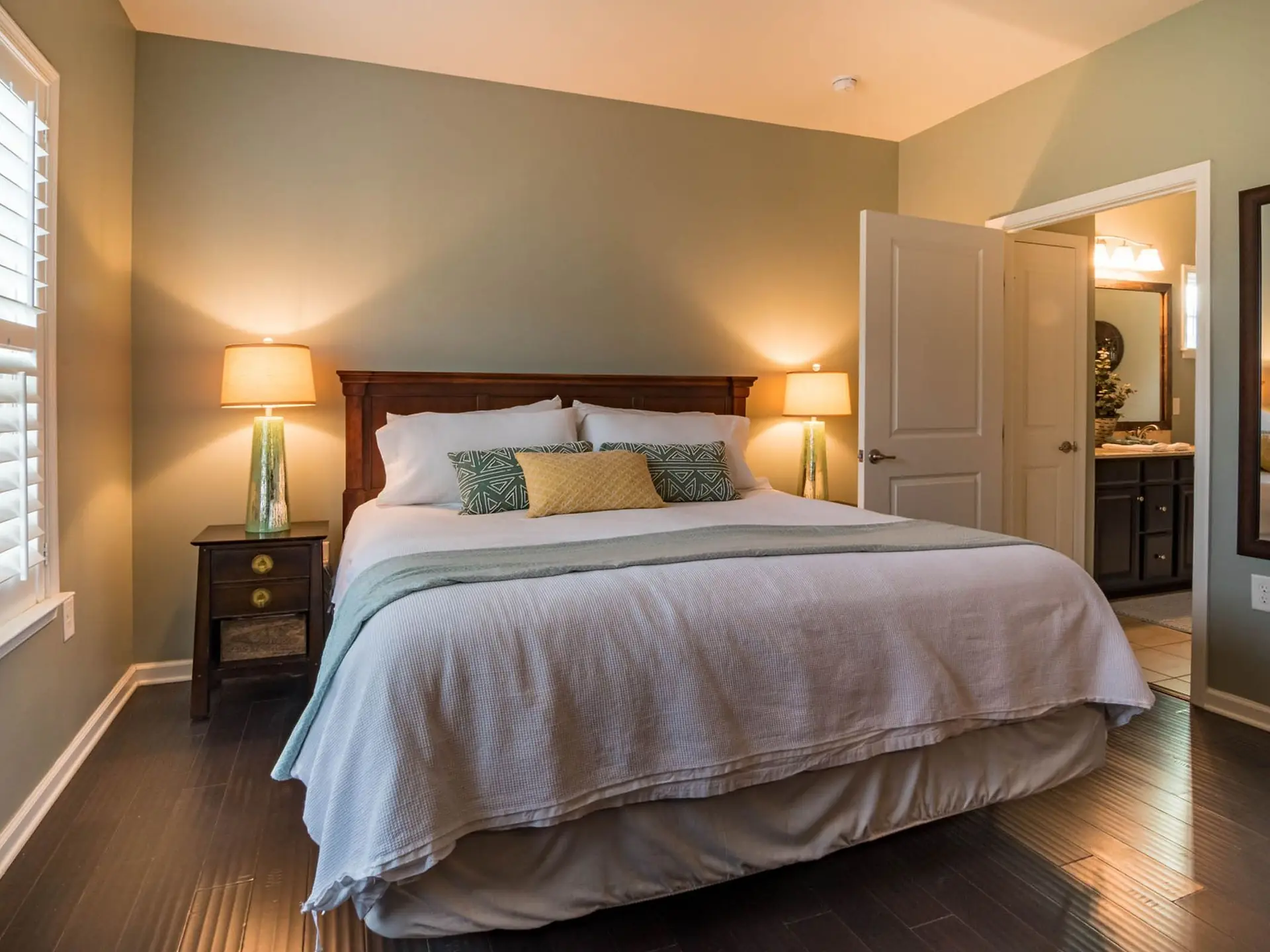 Bedroom with a low bed and neutral bedding