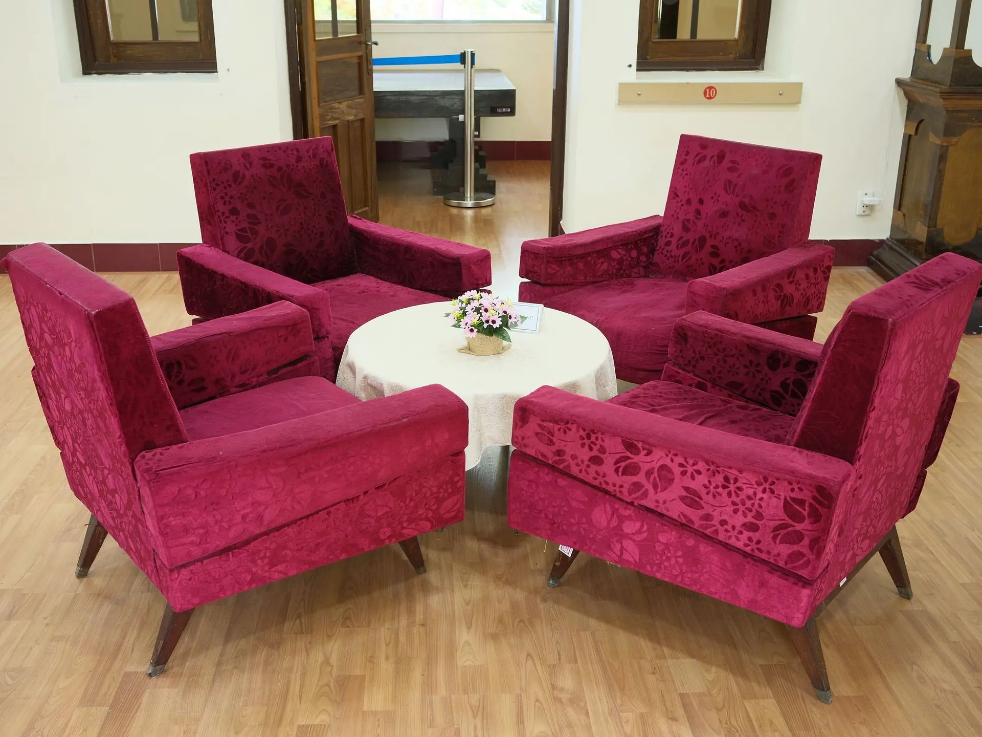 Seating arrangement with armchairs and a low table