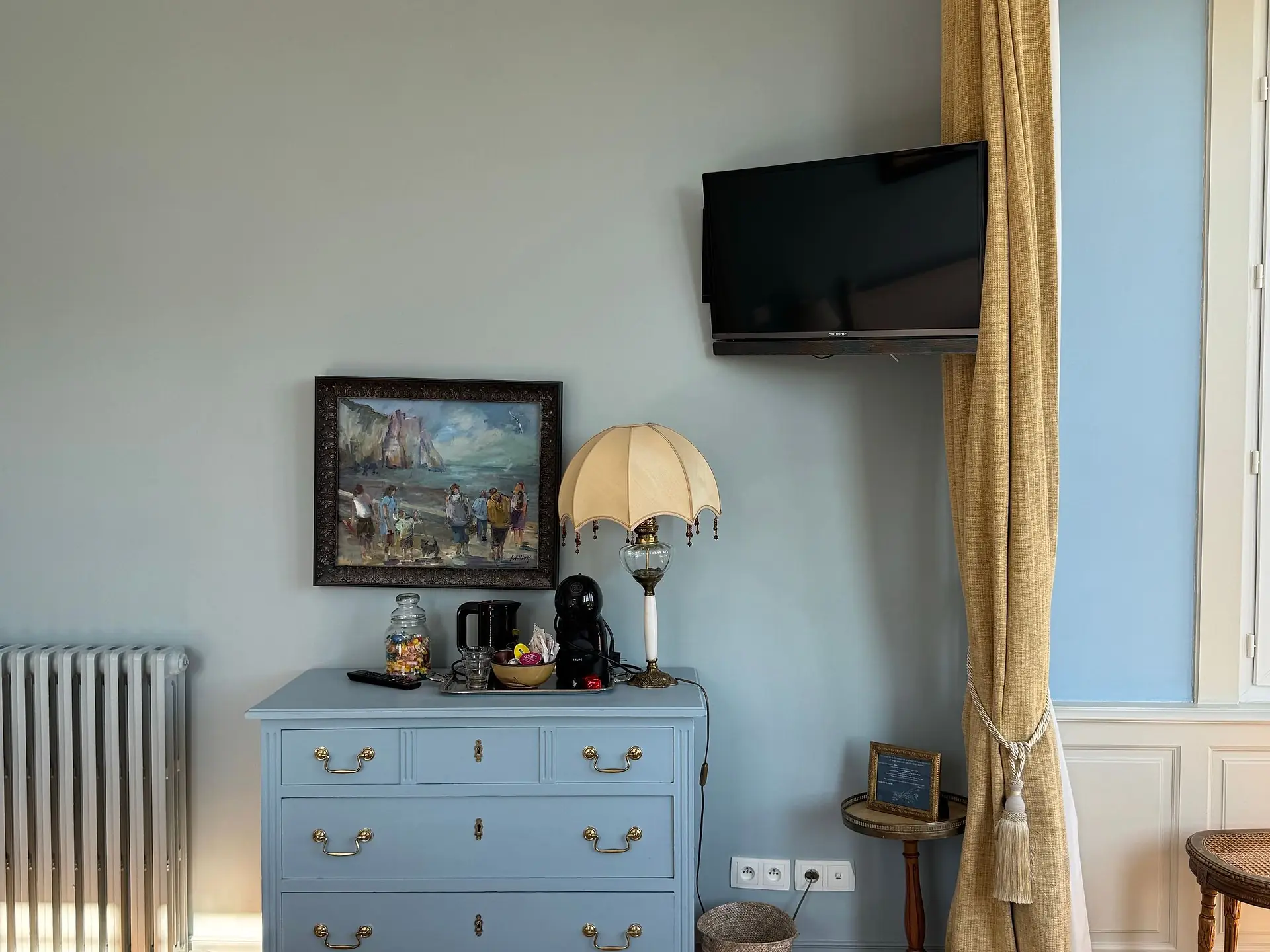 Bedroom dresser with drawers below a wall mirror