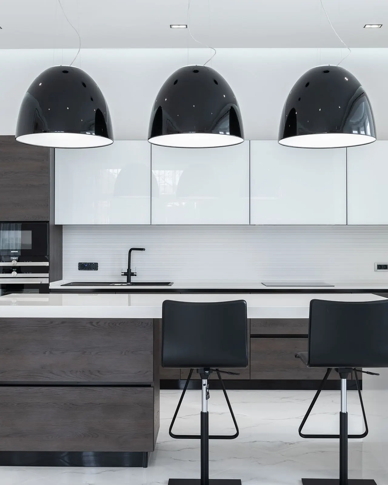 Minimalist kitchen with handleless cabinetry and an island
